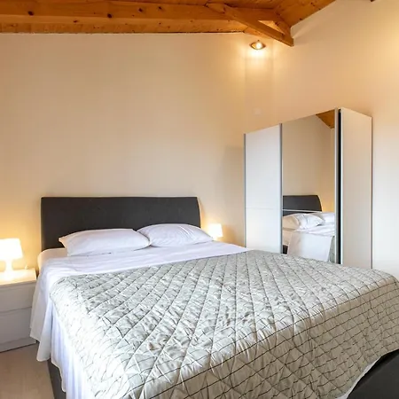 Apartment Jupiter Kastel With Swimming Pool Pula