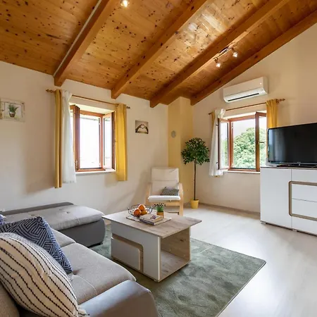Apartment Jupiter Kastel With Swimming Pool Pula